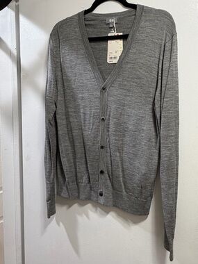 Uniqlo Men's Gray V-Neck Button Cardigan Sweater (Small) *Read Description